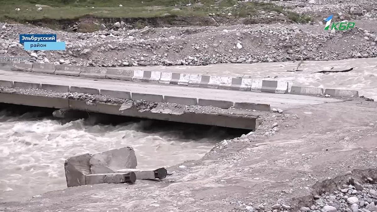 Накануне из-за подъема воды в реке Баксан в Тырныаузе подмыло подъезды к мосту республиканского значения
