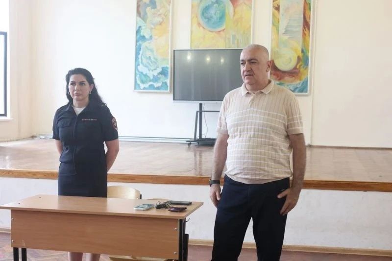 Представители Общественного совета при ведомстве Руслан Макушев и Наталья Черкесова провели встречу со студентами медицинского колледжа КБГУ им. Х.М. Бербекова по вопросам безопасности дорожного движения Представители Общественного совета при ведомстве Руслан Макушев и Наталья Черкесова провели встречу со студентами медицинского колледжа КБГУ им. Х.М. Бербекова по вопросам безопасности дорожного движения