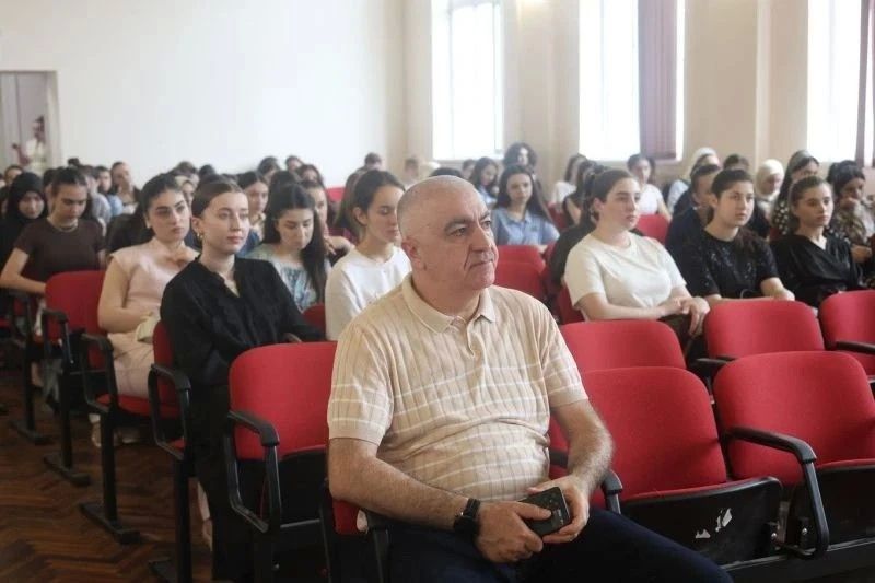 Представители Общественного совета при ведомстве Руслан Макушев и Наталья Черкесова провели встречу со студентами медицинского колледжа КБГУ им. Х.М. Бербекова по вопросам безопасности дорожного движения Представители Общественного совета при ведомстве Руслан Макушев и Наталья Черкесова провели встречу со студентами медицинского колледжа КБГУ им. Х.М. Бербекова по вопросам безопасности дорожного движения