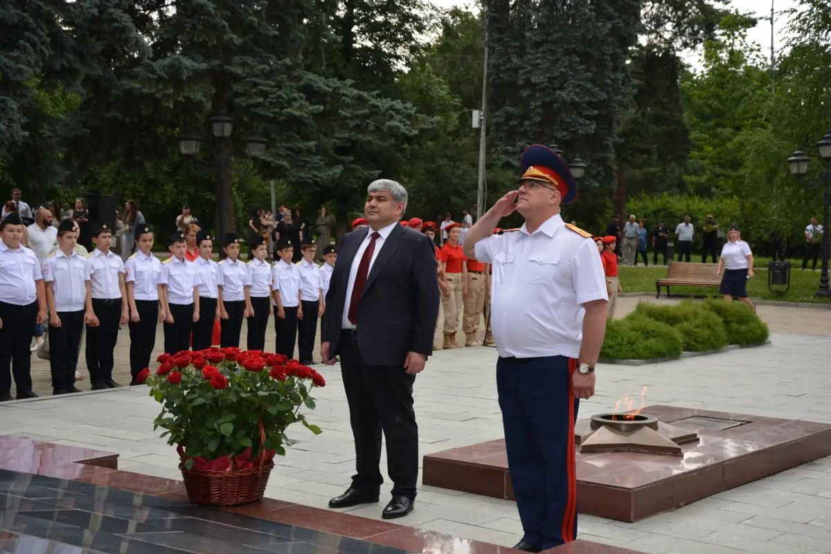 В Нальчике открыт памятник сотрудникам Следственного комитета России, погибшим при исполнении служебного долга В Нальчике открыт памятник сотрудникам Следственного комитета России, погибшим при исполнении служебного долга