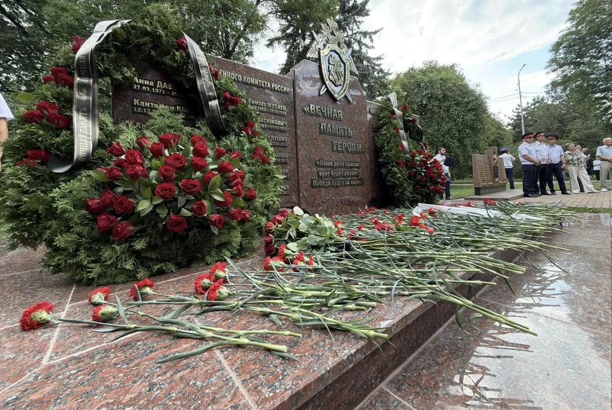 В Нальчике открылся памятник героям-следователям В Нальчике открылся памятник героям-следователям