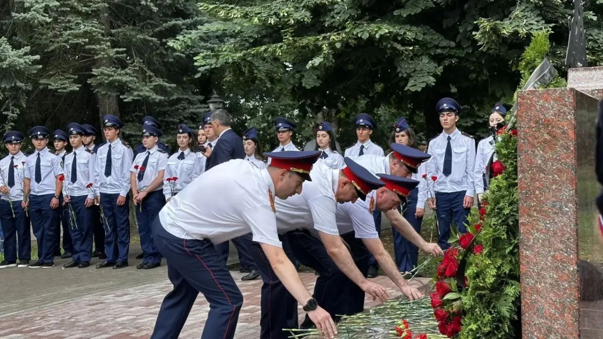 Сегодня в Нальчике торжественно открыли мемориал, посвященный памяти сотрудников Следственного комитета России по КБР, погибшим при исполнении служебного долга Сегодня в Нальчике торжественно открыли мемориал, посвященный памяти сотрудников Следственного комитета России по КБР, погибшим при исполнении служебного долга