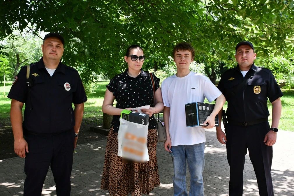 Полицейские Нальчика провели акцию по кибербезопасности для жителей и гостей республики Полицейские Нальчика провели акцию по кибербезопасности для жителей и гостей республики
