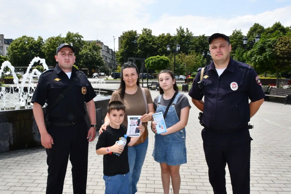 Полицейские Нальчика провели акцию по кибербезопасности для жителей и гостей республики Полицейские Нальчика провели акцию по кибербезопасности для жителей и гостей республики