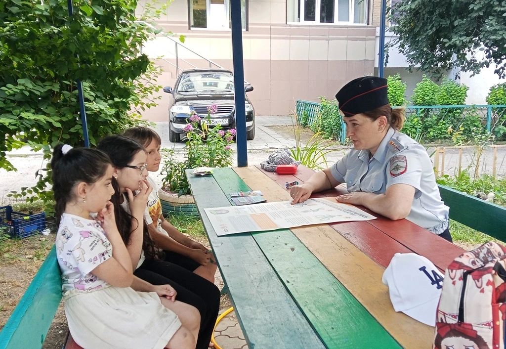 В целях профилактики ДТП с участием несовершеннолетних сотрудники Госавтоинспекции УМВД России «Нальчик» провели профилактические рейды во дворах многоквартирных домов В целях профилактики ДТП с участием несовершеннолетних сотрудники Госавтоинспекции УМВД России «Нальчик» провели профилактические рейды во дворах многоквартирных домов