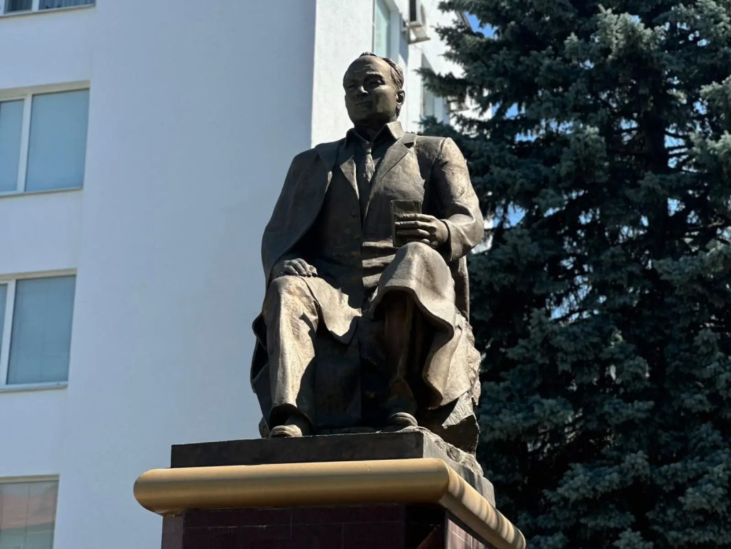 У памятника Алима Кешокова проходит митинг, посвященный 112-летию со дня рождения великого поэта У памятника Алима Кешокова проходит митинг, посвященный 112-летию со дня рождения великого поэта