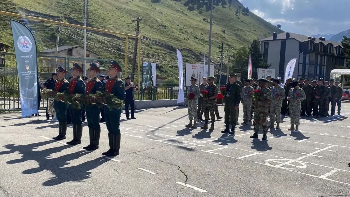 Прямо сейчас на базе Центра горной подготовки и выживания Минобороны России «Терскол» проходит торжественное открытие международного спортивного мероприятия «Восхождение на гору Эльбрус» Прямо сейчас на базе Центра горной подготовки и выживания Минобороны России «Терскол» проходит торжественное открытие международного спортивного мероприятия «Восхождение на гору Эльбрус»