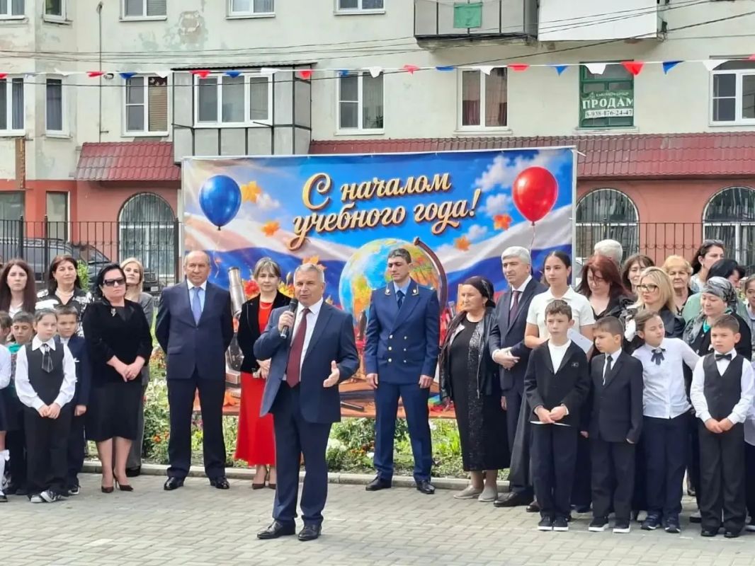 В Эльбрусском районе прошли праздничные линейки в честь Дня знаний В Эльбрусском районе прошли праздничные линейки в честь Дня знаний