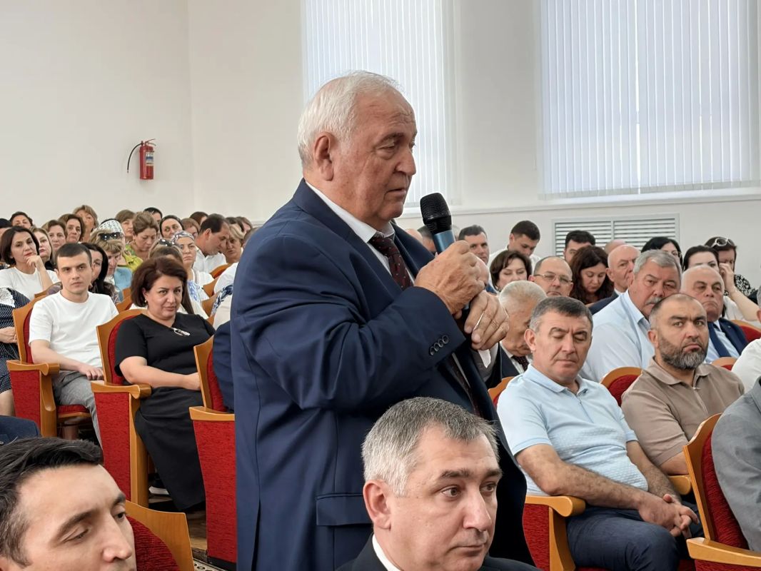 Казбек Коков: Сегодня в ходе рабочей поездки в Урванский район вместе с депутатами Государственной Думы Зауром Геккиевым, Викторией Родиной и Адальби Шхагошевым встретились с активом муниципалитета Казбек Коков: Сегодня в ходе рабочей поездки в Урванский район вместе с депутатами Государственной Думы Зауром Геккиевым, Викторией Родиной и Адальби Шхагошевым встретились с активом муниципалитета