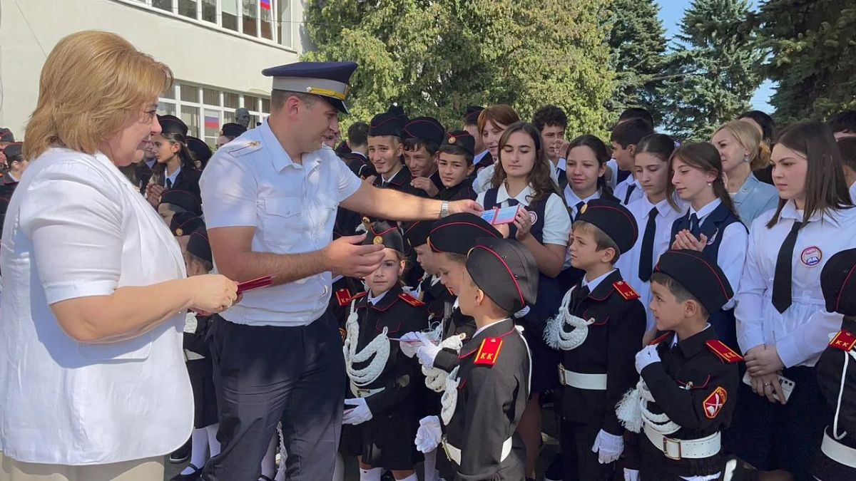 Безопасность с первых дней учёбы - сотрудники Госавтоинспекции Кабардино-Балкарии поздравили школьников с Днем знаний Безопасность с первых дней учёбы - сотрудники Госавтоинспекции Кабардино-Балкарии поздравили школьников с Днем знаний