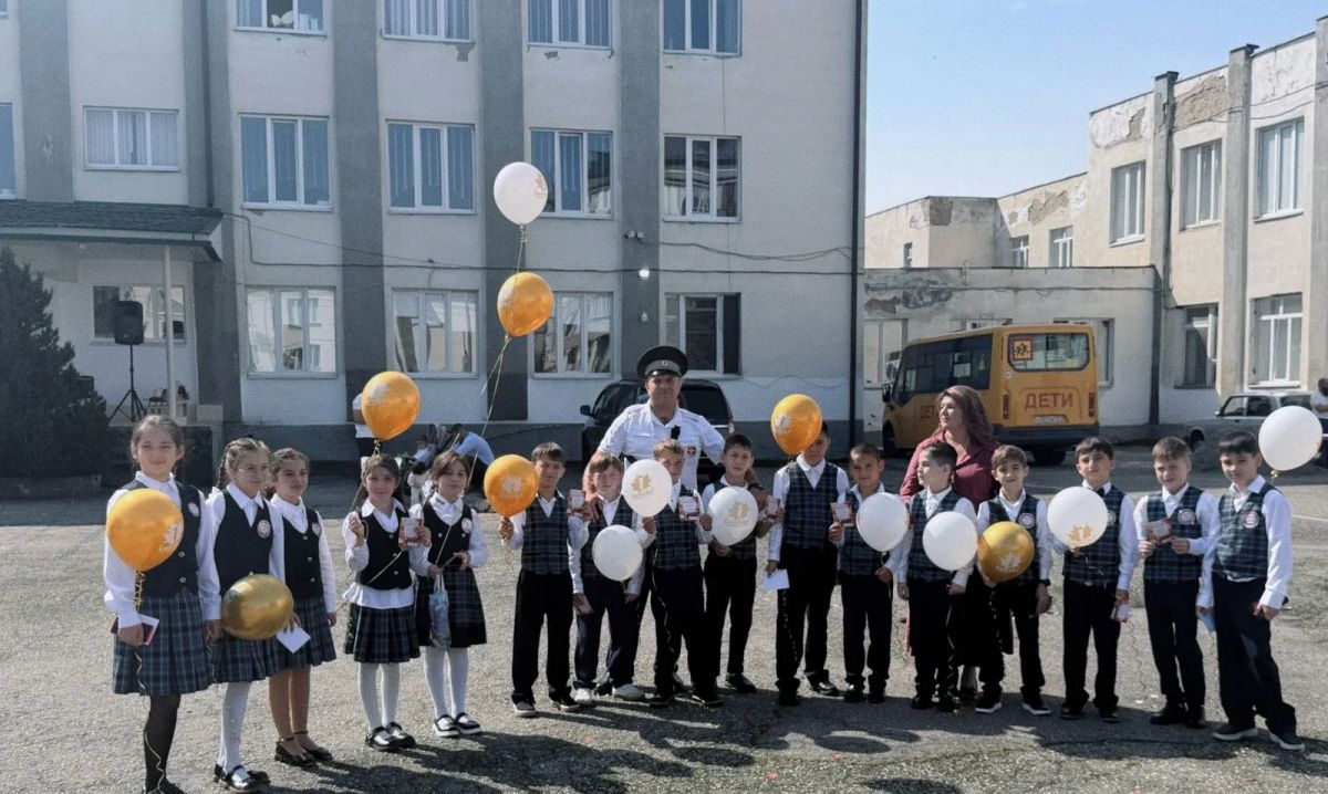 Безопасность с первых дней учёбы - сотрудники Госавтоинспекции Кабардино-Балкарии поздравили школьников с Днем знаний Безопасность с первых дней учёбы - сотрудники Госавтоинспекции Кабардино-Балкарии поздравили школьников с Днем знаний