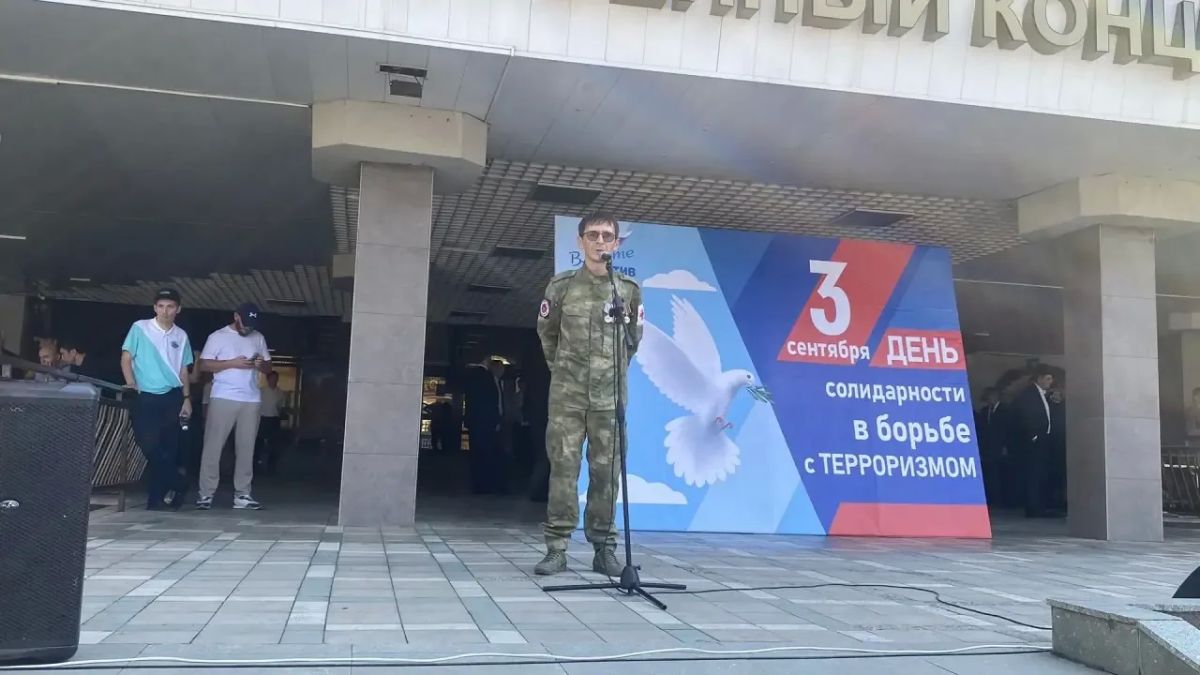 На площади перед Государственным концертным залом в Нальчике провели общереспубликанский митинг, приуроченный ко Дню солидарности в борьбе с терроризмом На площади перед Государственным концертным залом в Нальчике провели общереспубликанский митинг, приуроченный ко Дню солидарности в борьбе с терроризмом