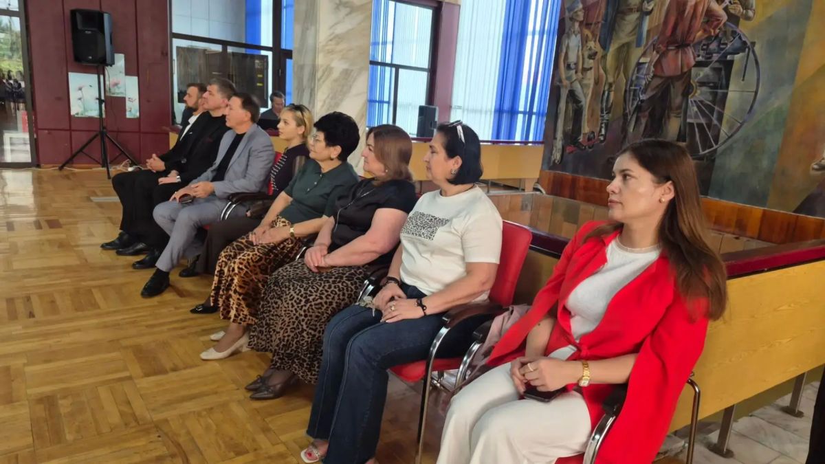 Во Дворце творчества детей и молодёжи проходит встреча, посвящённая Дню языков народов России Во Дворце творчества детей и молодёжи проходит встреча, посвящённая Дню языков народов России