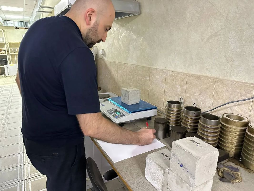 Отдел контроля качества ГКУ КБР «Управдор» постоянно следит за соблюдением стандартов при строительстве и ремонте дорог — специалисты проверяют качество бетона и всех используемых материалов Отдел контроля качества ГКУ КБР «Управдор» постоянно следит за соблюдением стандартов при строительстве и ремонте дорог — специалисты проверяют качество бетона и всех используемых материалов