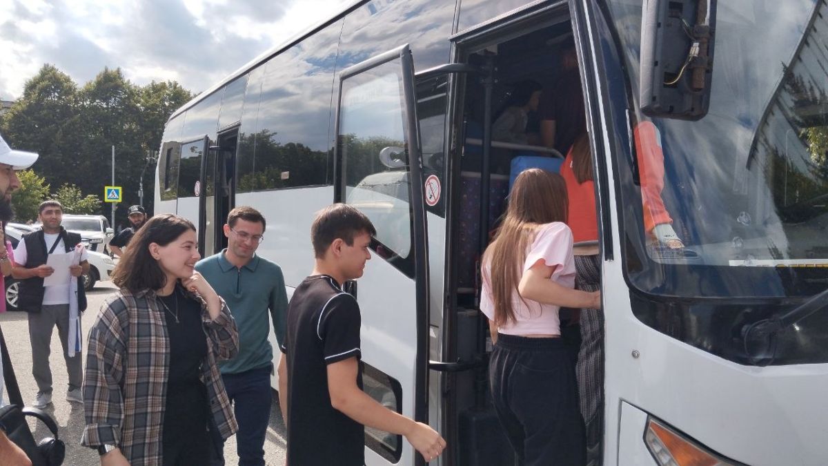 У Дома молодежи провожают делегацию республики, которая отправляется на Международный фестиваль молодежи в Екатеринбург У Дома молодежи провожают делегацию республики, которая отправляется на Международный фестиваль молодежи в Екатеринбург