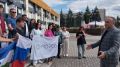 У Дома молодежи провожают делегацию республики, которая отправляется на Международный фестиваль молодежи в Екатеринбург