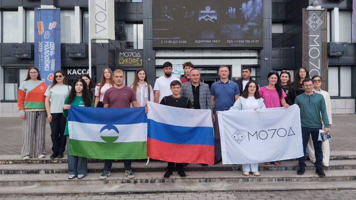 У Дома молодежи провожают делегацию республики, которая отправляется на Международный фестиваль молодежи в Екатеринбург У Дома молодежи провожают делегацию республики, которая отправляется на Международный фестиваль молодежи в Екатеринбург