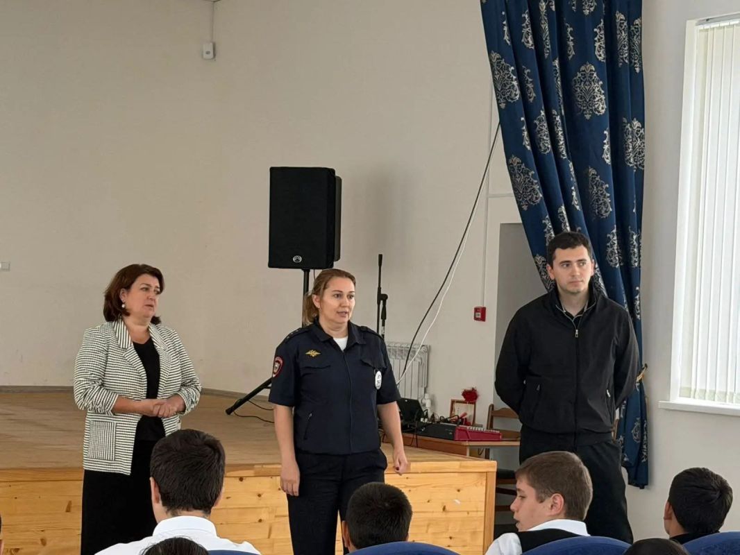 В Черекском районе полицейские и общественники продолжают работу по правовому просвещению школьников В Черекском районе полицейские и общественники продолжают работу по правовому просвещению школьников