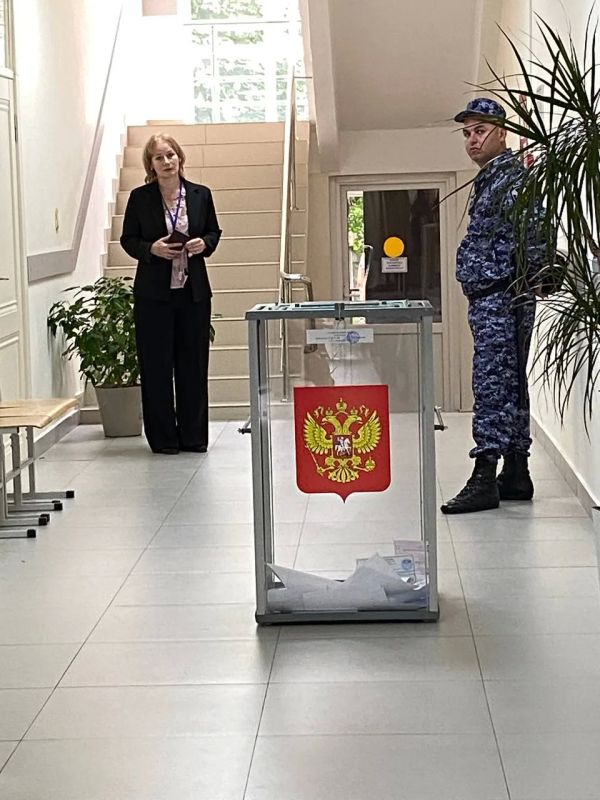 В 123 Избирательном участке всё готово: кабинки для тайного голосования, прозрачные урны, списки избирателей - всё по правилам В 123 Избирательном участке всё готово: кабинки для тайного голосования, прозрачные урны, списки избирателей - всё по правилам