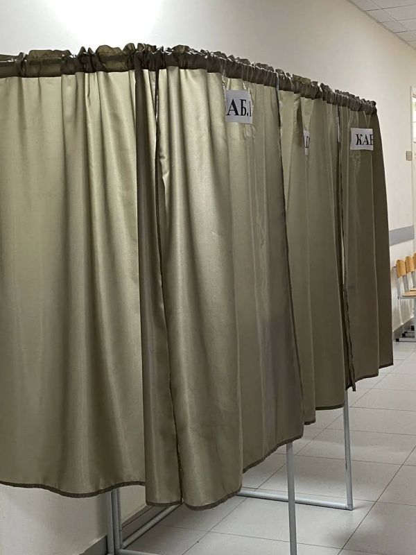 В 123 Избирательном участке всё готово: кабинки для тайного голосования, прозрачные урны, списки избирателей - всё по правилам В 123 Избирательном участке всё готово: кабинки для тайного голосования, прозрачные урны, списки избирателей - всё по правилам