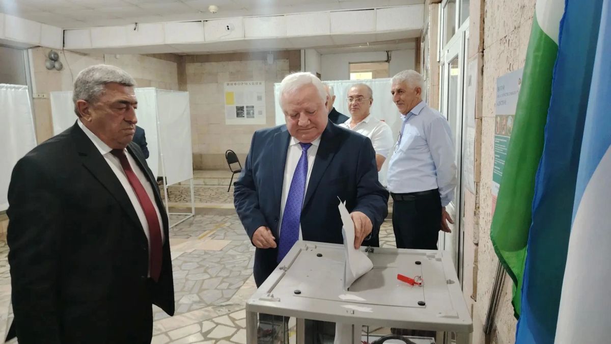 В первый день голосования на выборах депутатов Государственной Думы ФС РФ девятого созыва и депутатов представительных органов местного самоуправления Кабардино-Балкарии на избирательных участках республики наблюдается...