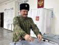 Голосует помощник атамана Майского Казачьего Общества Сергей Мамекин