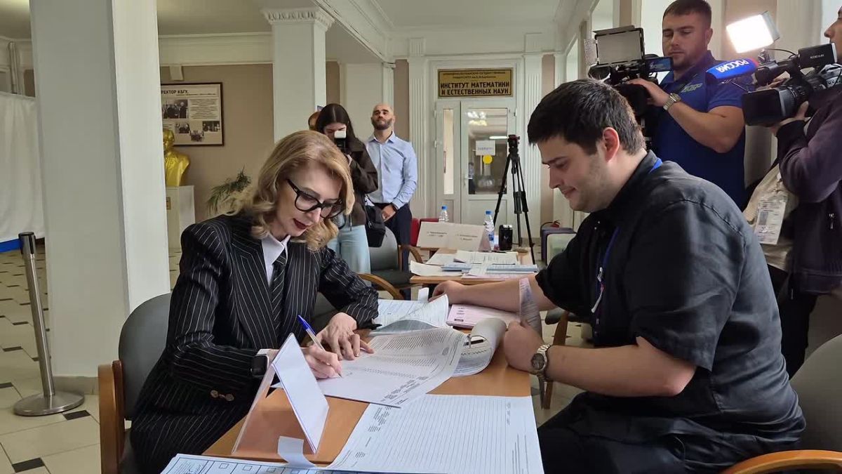 В эти минуты руководитель законодательного органа КБР Татьяна Егорова вместе с супругом принимают участие в голосовании на выборах депутатов Государственной Думы Федерального Собрания Российской Федерации девятого созыва и...