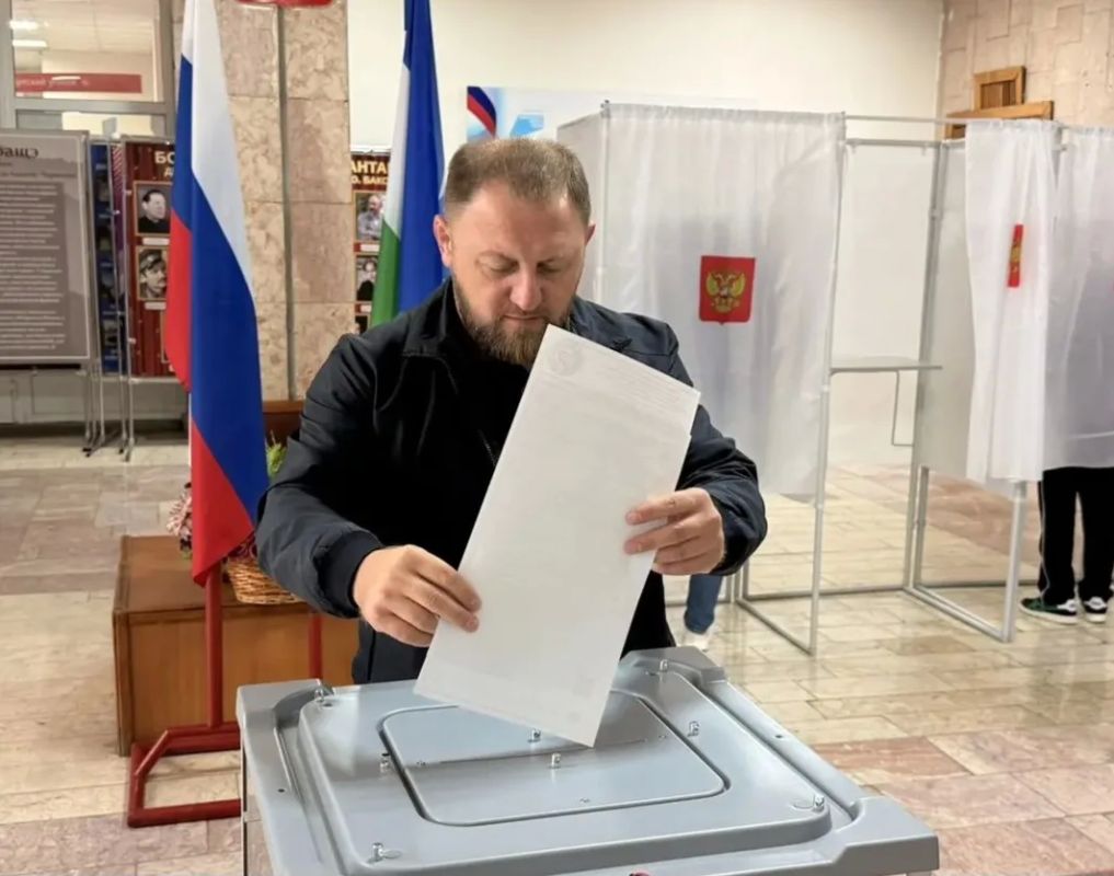 На участке №27 (ГДК) свой выбор сделали работники спортивной школы Олимпийского резерва городского округа Баксан во главе с директором учреждения Салимом Шибзуховым На участке №27 (ГДК) свой выбор сделали работники спортивной школы Олимпийского резерва городского округа Баксан во главе с директором учреждения Салимом Шибзуховым