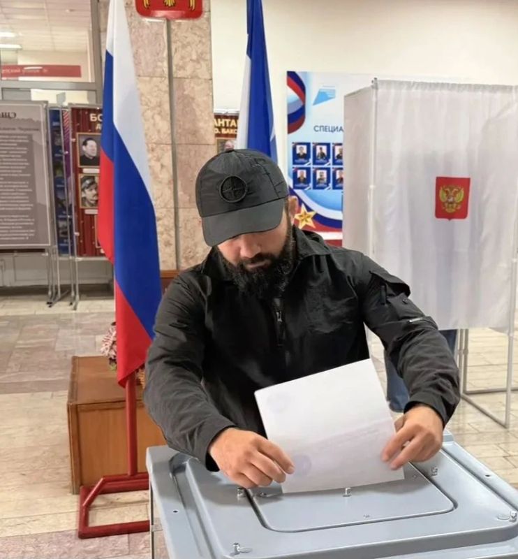 На участке №27 (ГДК) свой выбор сделали работники спортивной школы Олимпийского резерва городского округа Баксан во главе с директором учреждения Салимом Шибзуховым На участке №27 (ГДК) свой выбор сделали работники спортивной школы Олимпийского резерва городского округа Баксан во главе с директором учреждения Салимом Шибзуховым