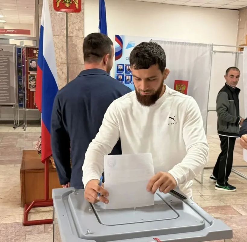 На участке №27 (ГДК) свой выбор сделали работники спортивной школы Олимпийского резерва городского округа Баксан во главе с директором учреждения Салимом Шибзуховым На участке №27 (ГДК) свой выбор сделали работники спортивной школы Олимпийского резерва городского округа Баксан во главе с директором учреждения Салимом Шибзуховым