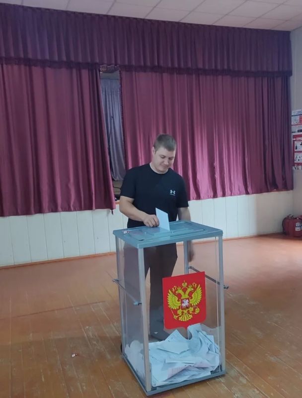Сегодня на избирательном участке свой гражданский выбор сделали участники специальной военной операции - Билимихов Анатолий и Шарибов Кантемир