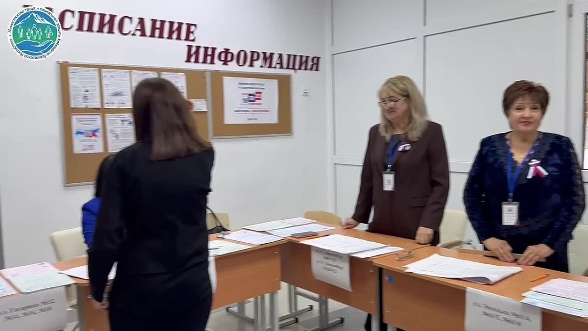 Министр труда и социальной защиты КБР Тахир Тогузаев посетил избирательные участки в Майском районе, где ознакомился с ходом голосования и организацией работы пунктов