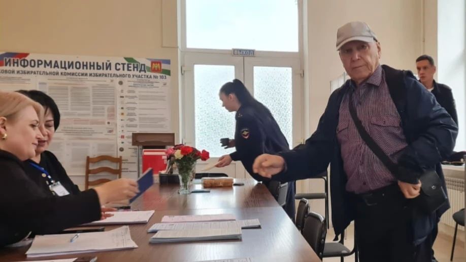Сегодня на избирательном участке N103, расположенном в административном здании АО «Курорт Нальчик», было особенно многолюдно Сегодня на избирательном участке N103, расположенном в административном здании АО «Курорт Нальчик», было особенно многолюдно