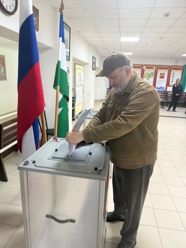 Сегодня директор Балкарского государственного драматического театра им. К. Кулиева, народный артист Кабардино-Балкарской Республики Мажид Жангоразов принял участие в голосовании на выборах депутатов Государственной Думы РФ Сегодня директор Балкарского государственного драматического театра им. К. Кулиева, народный артист Кабардино-Балкарской Республики Мажид Жангоразов принял участие в голосовании на выборах депутатов Государственной Думы РФ
