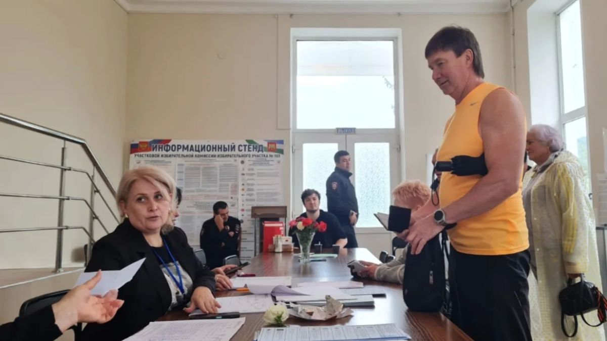 Сегодня на избирательном участке N103, расположенном в административном здании АО «Курорт Нальчик», было особенно многолюдно Сегодня на избирательном участке N103, расположенном в административном здании АО «Курорт Нальчик», было особенно многолюдно