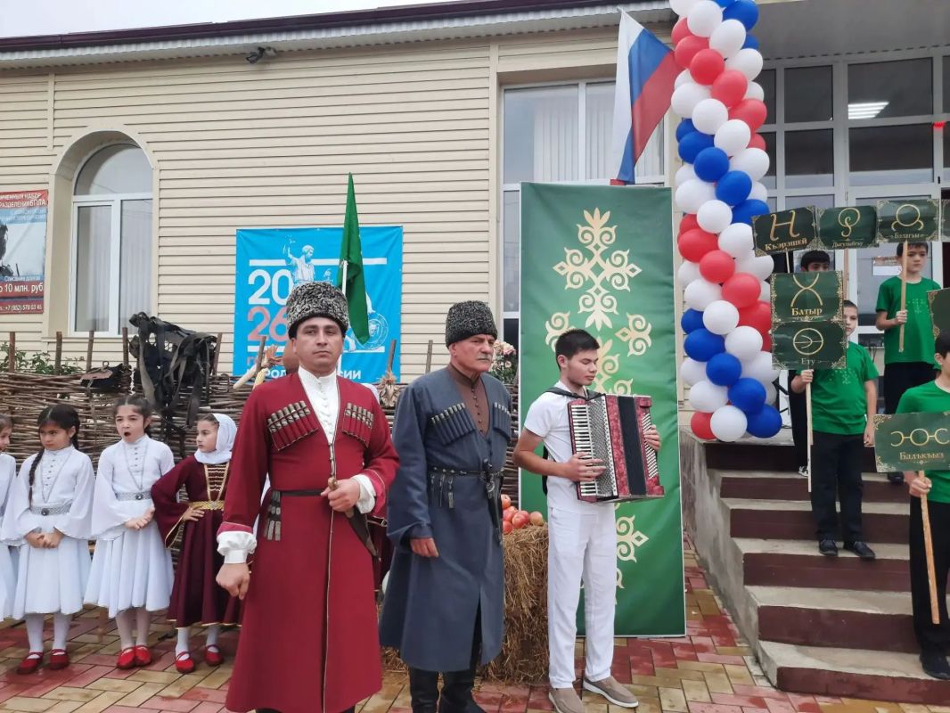 А в Верхнем Куркужине в День адыгов — праздник с игрищами. Для самых ловких и смелых — кхъуей плъыжь к1эрыщ1э — старинная кабардинская игра, которая также известна как «подвязывание копчёного сыра» А в Верхнем Куркужине в День адыгов — праздник с игрищами. Для самых ловких и смелых — кхъуей плъыжь к1эрыщ1э — старинная кабардинская игра, которая также известна как «подвязывание копчёного сыра»
