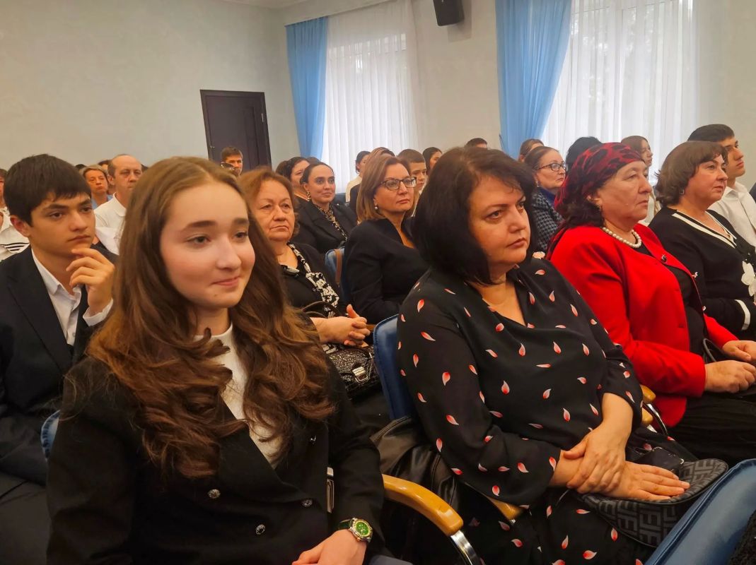 Премии Главы Кабардино-Балкарии получили 59 школьников и 45 педагогов Премии Главы Кабардино-Балкарии получили 59 школьников и 45 педагогов