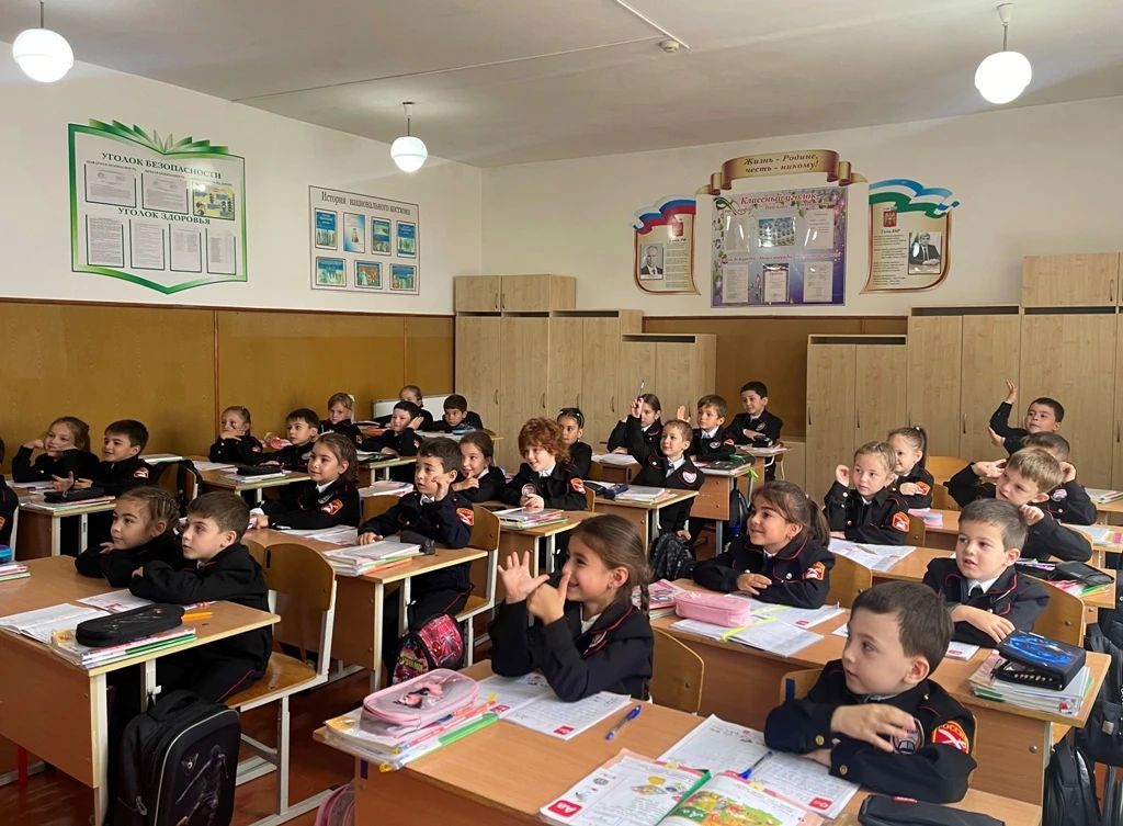 В рамках Всероссийской недели безопасности сотрудники вместе с инспекторами ПДН МО МВД России «Баксанский» провели для учеников средней школы №10 города Баксана мероприятие по ПДД «Мы - грамотные пешеходы!» В рамках Всероссийской недели безопасности сотрудники вместе с инспекторами ПДН МО МВД России «Баксанский» провели для учеников средней школы №10 города Баксана мероприятие по ПДД «Мы - грамотные пешеходы!»