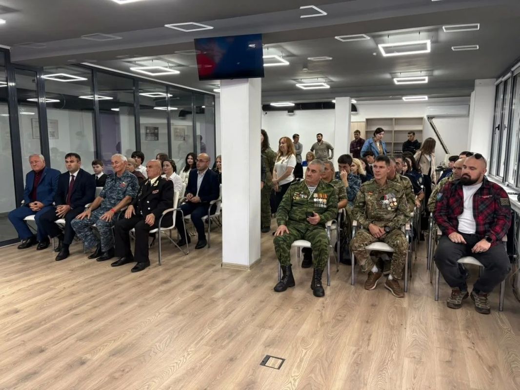В Доме молодежи Нальчика прошла встреча, посвященная дню воссоединения Донбаса и Новороссии с Россией В Доме молодежи Нальчика прошла встреча, посвященная дню воссоединения Донбаса и Новороссии с Россией