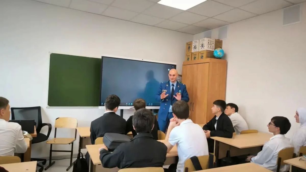 ПРЕДСТАВИТЕЛЬ ПРОКУРАТУРЫ КАБАРДИНО-БАЛКАРСКОЙ РЕСПУБЛИКИ ПРОВЕЛ ЛЕКЦИЮ ПО ИНФОРМАЦИОННОЙ БЕЗОПАСНОСТИ МОЛОДЕЖИ
