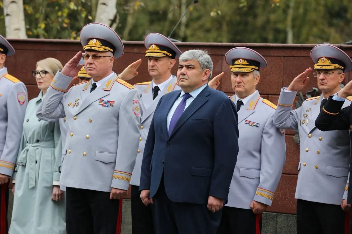 Боевое знамя и грамоту от имени президента России передали в столице Кабардино-Балкарии руководству Северо-Кавказского института МВД России Боевое знамя и грамоту от имени президента России передали в столице Кабардино-Балкарии руководству Северо-Кавказского института МВД России