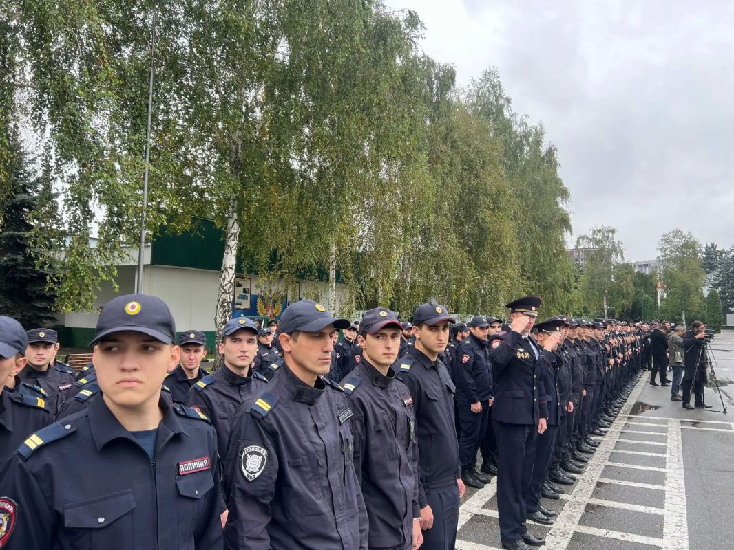 Северо-Кавказский институт МВД официально открыт в Нальчике. Церемония вручения знамени и приведение к присяге курсантов первого набора проходит на плацу ВУЗа Северо-Кавказский институт МВД официально открыт в Нальчике. Церемония вручения знамени и приведение к присяге курсантов первого набора проходит на плацу ВУЗа