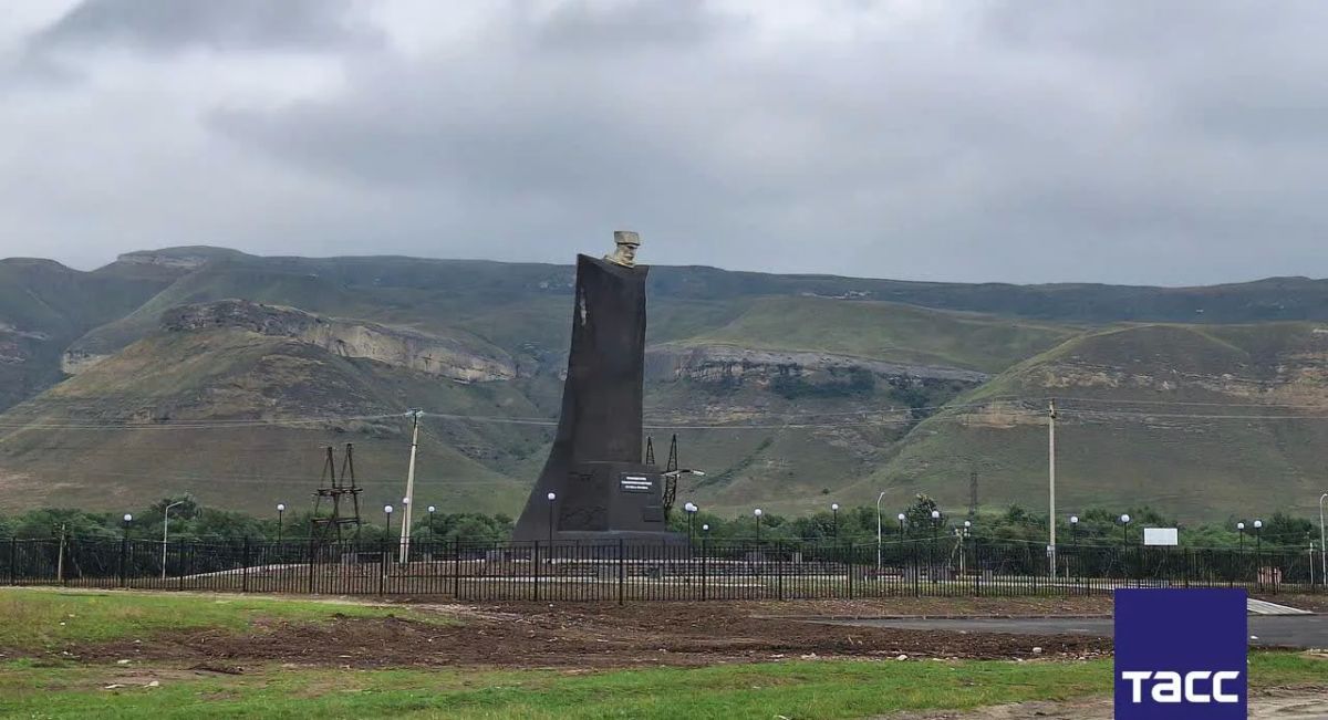 Памятник "Скорбящий горец", высотой 20 метров, расположенный в Эльбрусском районе Кабардино-Балкарии, капитально обновили впервые за несколько десятилетий, сообщили ТАСС в пресс-службе администрации муниципалитета