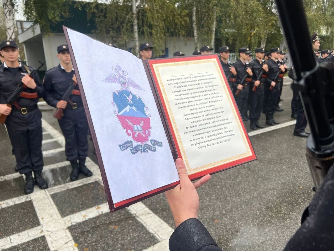Первые курсанты Северо-Кавказского института МВД России присягают на верность Отечеству и закону Первые курсанты Северо-Кавказского института МВД России присягают на верность Отечеству и закону