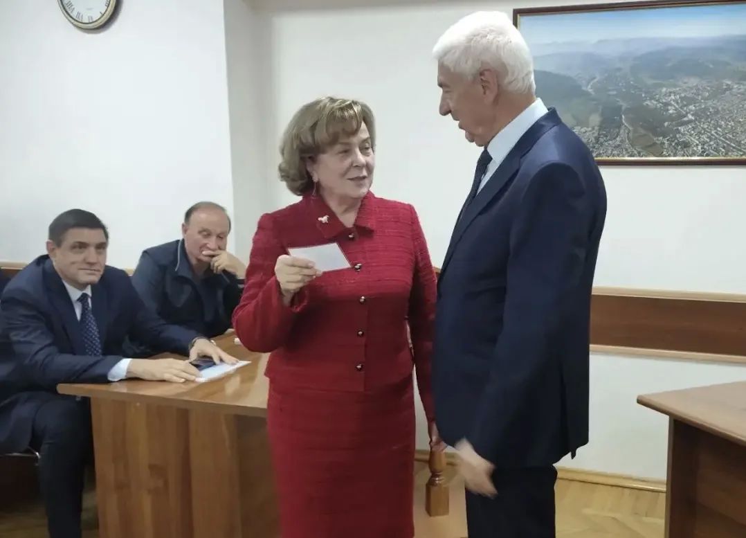 В Малом зале Местной администрации г.о. Нальчик Нальчикская городсксая территориальная избираткльная комиссия провела торжественное вручение удостоверений депутатам Совета местного самоуправления нового, восьмого созыва В Малом зале Местной администрации г.о. Нальчик Нальчикская городсксая территориальная избираткльная комиссия провела торжественное вручение удостоверений депутатам Совета местного самоуправления нового, восьмого созыва
