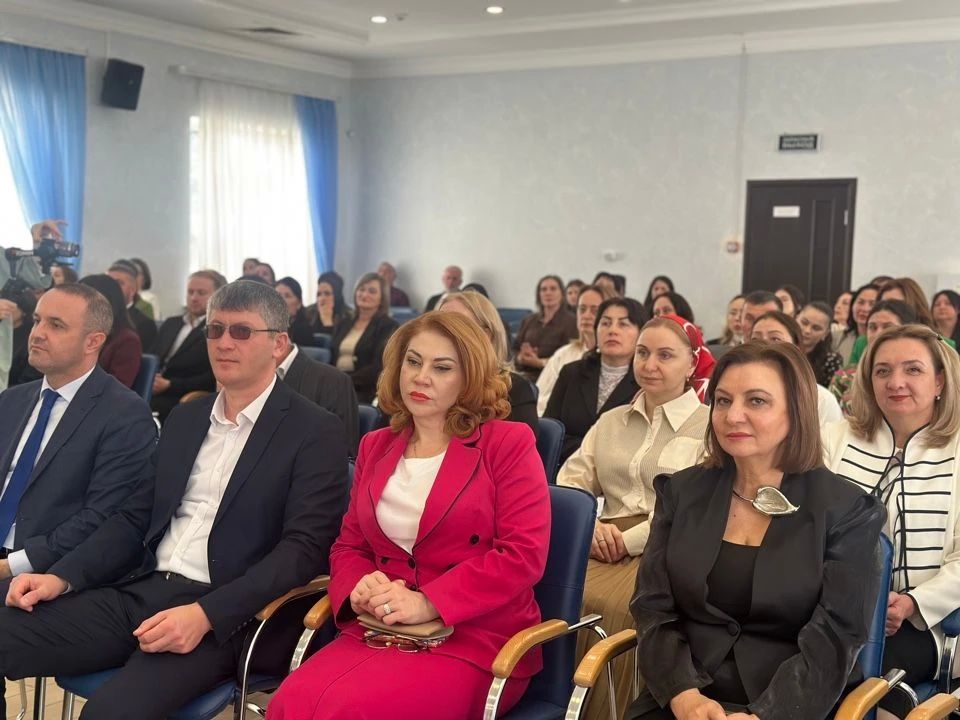 В Нальчике наградили призеров и лауреатов профессиональных конкурсов среди педагогов В Нальчике наградили призеров и лауреатов профессиональных конкурсов среди педагогов