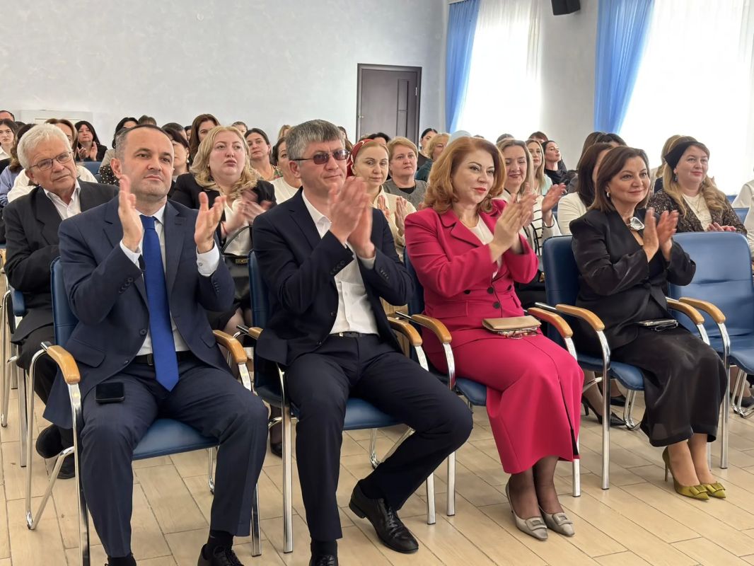 В актовом зале Минпросвещения КБР в эти минуты чествуют педагогов В актовом зале Минпросвещения КБР в эти минуты чествуют педагогов