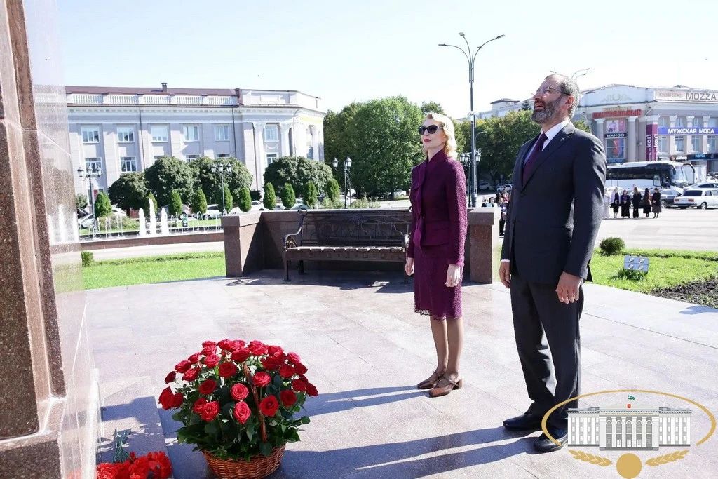 Программа рабочего визита делегации Законодательного Собрания Иркутской области в Кабардино-Балкарскую Республику началась с торжественной церемонии возложения цветов Программа рабочего визита делегации Законодательного Собрания Иркутской области в Кабардино-Балкарскую Республику началась с торжественной церемонии возложения цветов