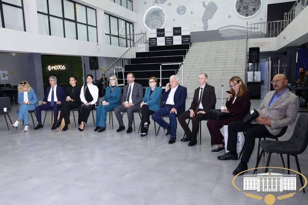 Следующим пунктом программы стал Дом молодёжи – центр притяжения для сотен молодых людей, где кипит жизнь, рождаются идеи и объединяются активные ребята Следующим пунктом программы стал Дом молодёжи – центр притяжения для сотен молодых людей, где кипит жизнь, рождаются идеи и объединяются активные ребята