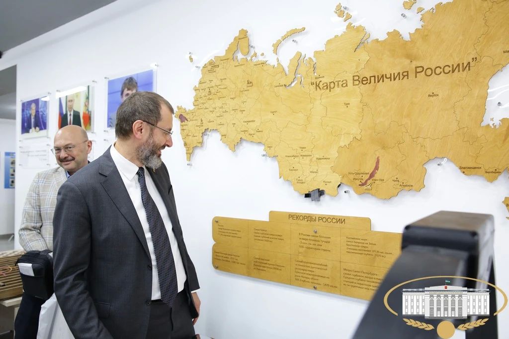 Следующим пунктом программы стал Дом молодёжи – центр притяжения для сотен молодых людей, где кипит жизнь, рождаются идеи и объединяются активные ребята Следующим пунктом программы стал Дом молодёжи – центр притяжения для сотен молодых людей, где кипит жизнь, рождаются идеи и объединяются активные ребята